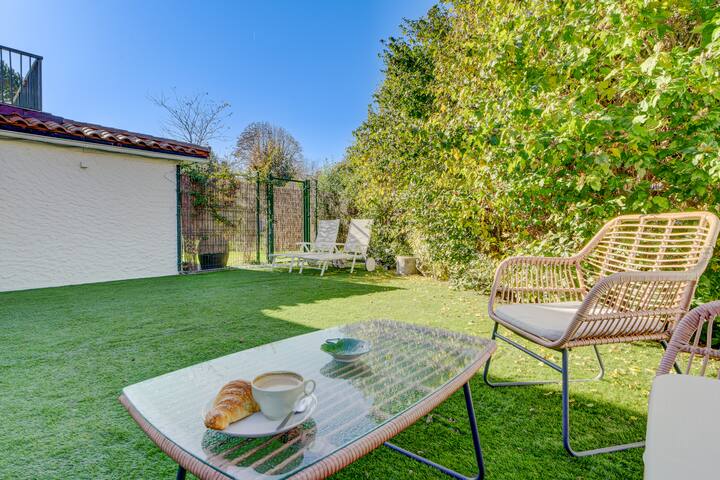 Family Villa with Garden in Hondarribia | Parking