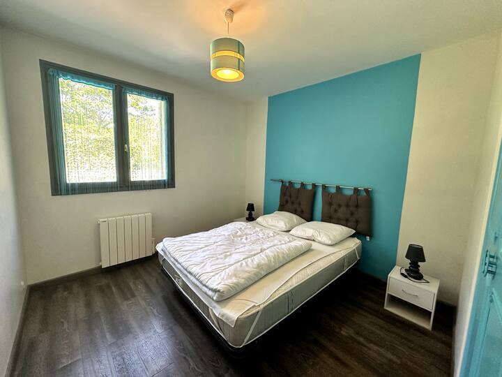 غرفة نوم زرقاء مع سرير 140 × 190