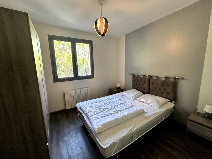 غرفة نوم بسرير 140 × 190