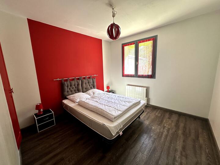 غرفة نوم حمراء مع سرير 140 × 190