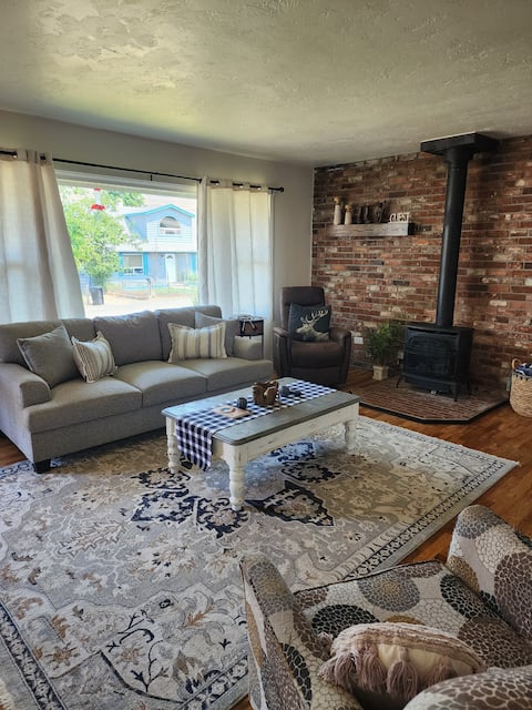 Our Cozy Home, King bed, sleeps 6