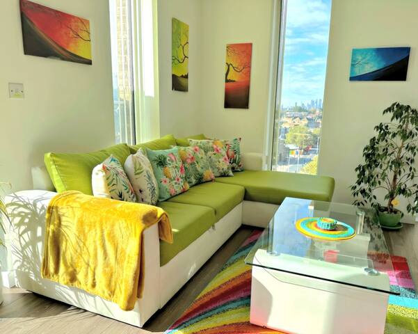 Colourful flat next to Elizabeth line+Lift+Parking