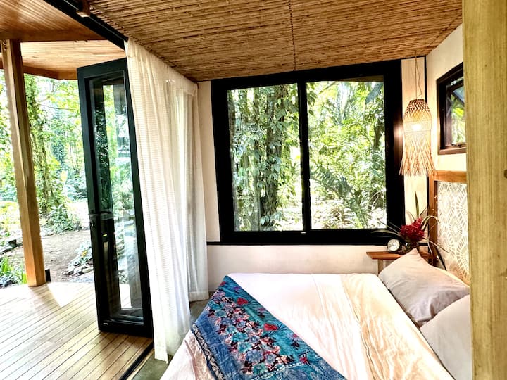 Kitanda cha ukubwa wa kifalme kilicho na feni na AC pamoja na sehemu ya kabati 