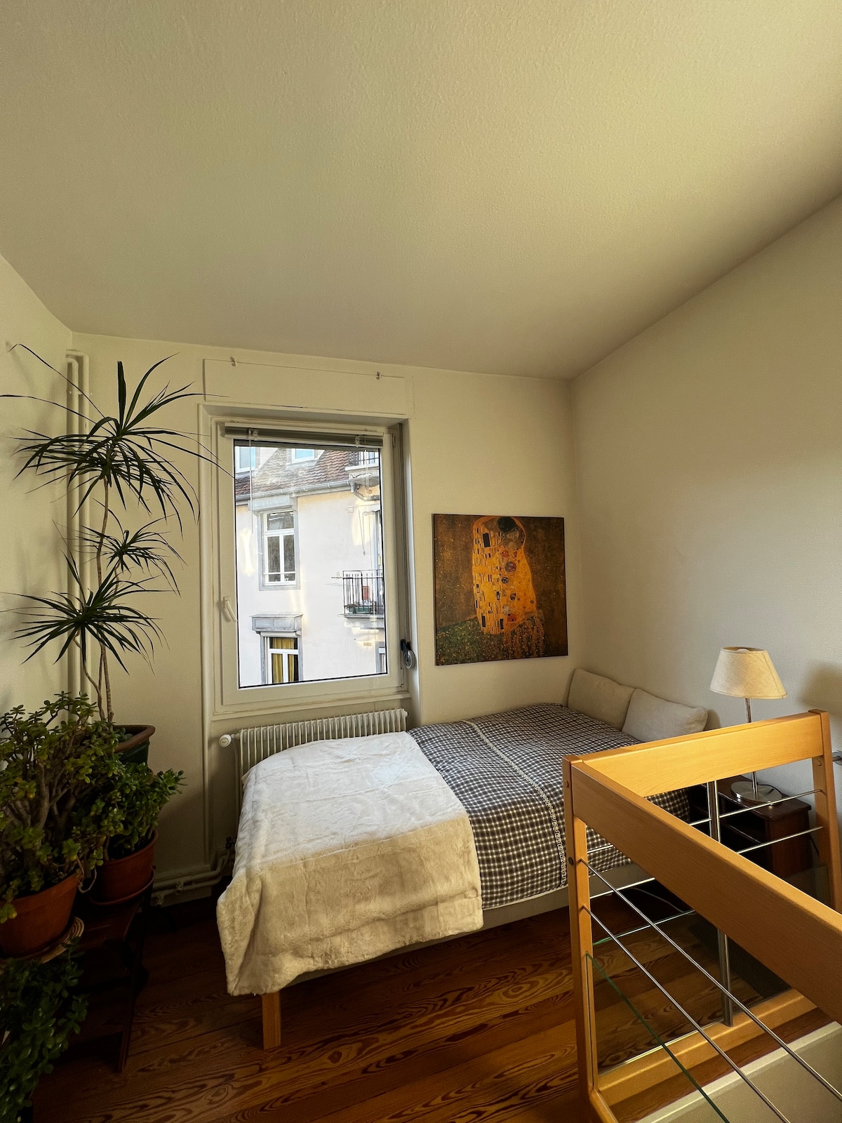 Upstairs is a bedroom with a single bed. This room is connected to the one downstairs by the staircase.

Upstairs is a bedroom with a single bed. This room communicates with the bottom room via the stairs. 