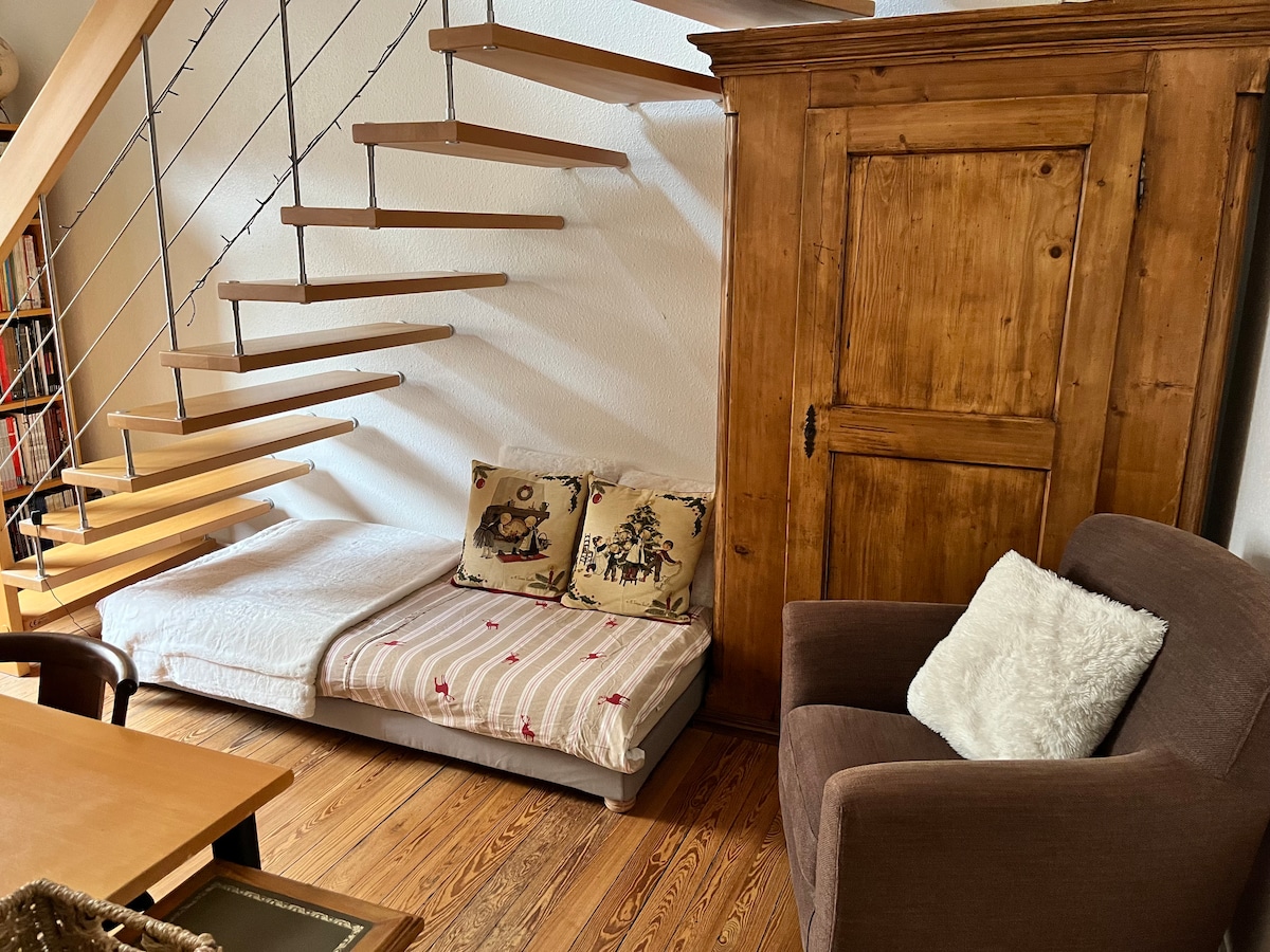 Next to the living room is a bedroom (open to the entrance hallway) with a single bed and desk space.

Next to the living room is a bedroom (open to the entrance hallway) with a single bed and an office space. 