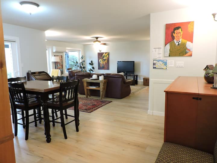 Საწოლის დამატებითი Queen ბავშვებისთვის ან მეგობრისთვის, რომელიც მდებარეობს სასადილო სივრცის გვერდით და სარეცხი ოთახის გვერდით.. ჩვენ ვკითხულობთ, გამოიყენება თუ არა წყვილზე მეტი და საწოლი, რომ ხმაური გონივრულია, რადგან ზემოთ ვცხოვრობთ.