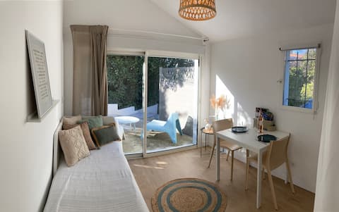 Top performing Airbnb: La Méridienne independent studio in Aix En Provence