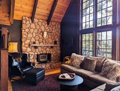 Popular Airbnb listing: House of Jays | Dark Sky Mountain Retreat in Pine Mountain Club