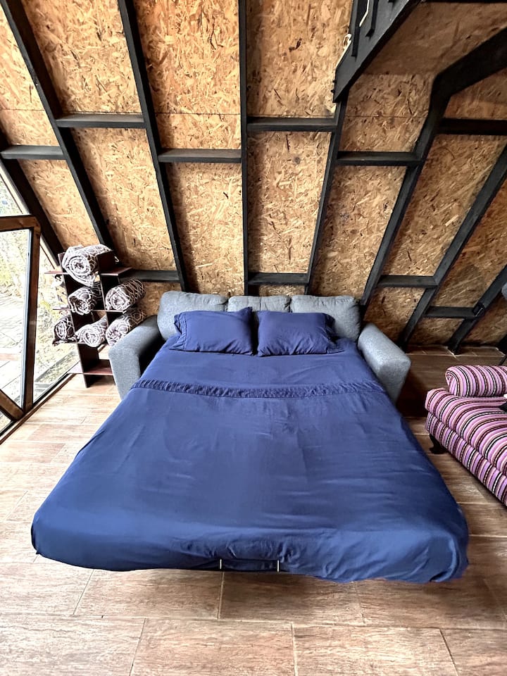 U dnevnom boravku nalazi se sofa na razvlačenje koja služi kao spavaća soba i omogućuje odmor za 2 osobe, ima jastuke i poplun.