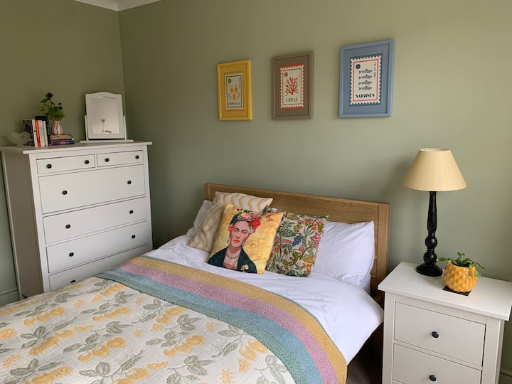 Contemporary Room In Victorian House - Bristol