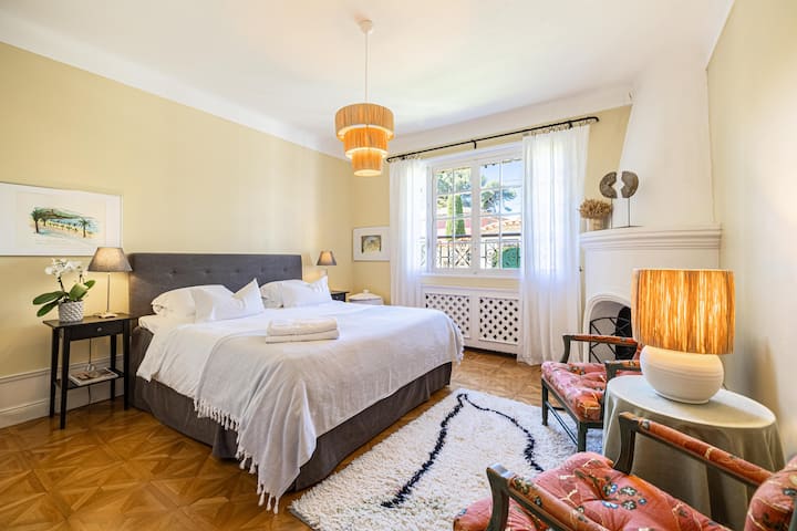 主卧配备一张超大双人床（ 180厘米x 200厘米）