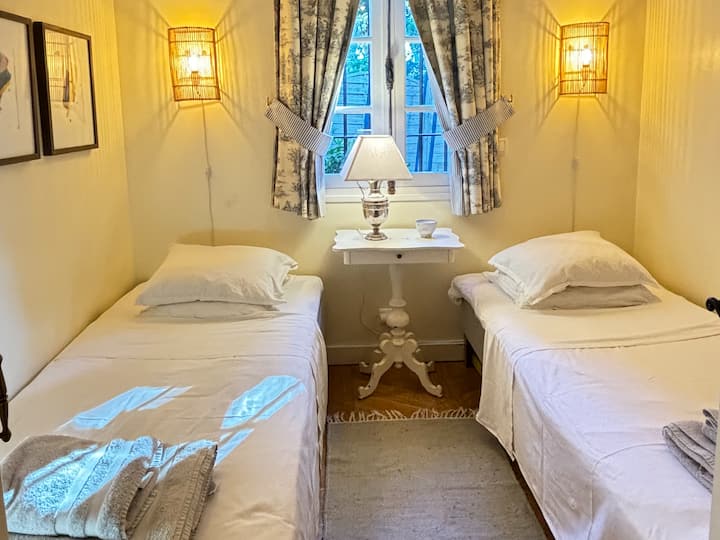 第三间卧室，配有两张单人床（均为90x200厘米）