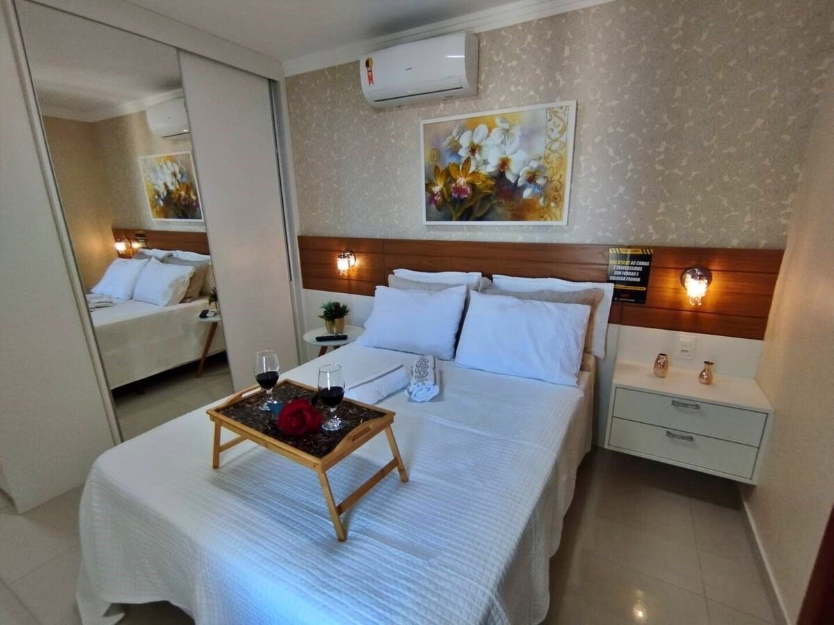 Ოთახი 1, ცალკე სააბაზანოთი, რომელიც აღჭურვილია ორადგილიანი საწოლით, კონდიციონერით, ფარდებში უშუქობით, სმარტ-ტელევიზორით სტრიმინგით და ტანსაცმლის შესანახად განკუთვნილი ადგილით.