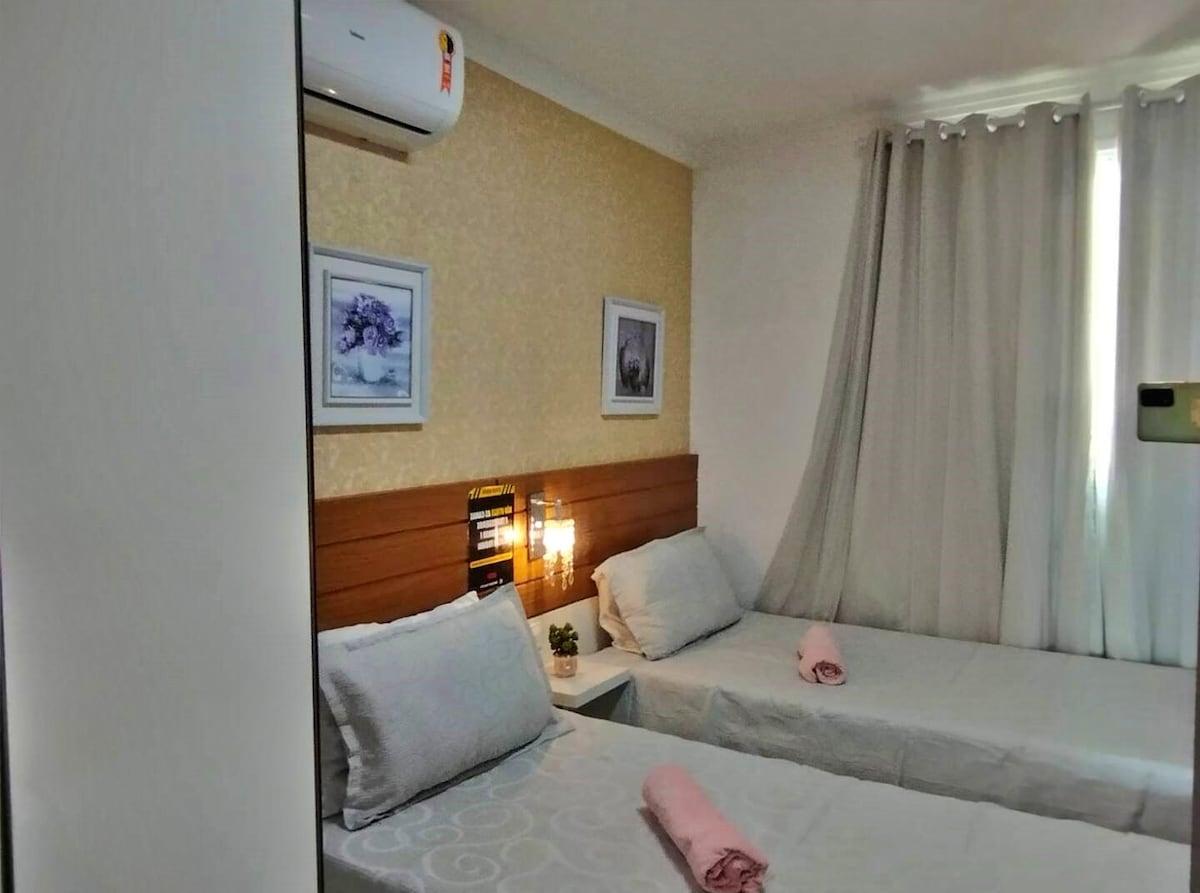 Ოთახი 2, აღჭურვილია ორი ერთადგილიანი საწოლით, კონდიციონერით, ფარდებში უშუქობით, სმარტ-ტელევიზორით სტრიმინგით და ტანსაცმლის შესანახად განკუთვნილი ადგილით.