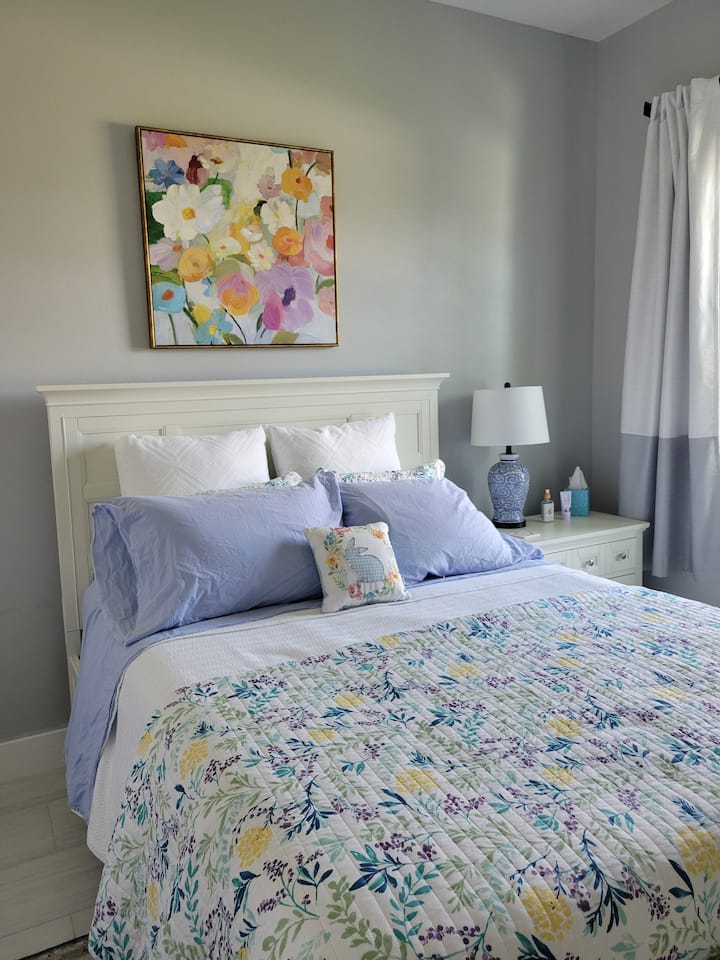 La chambre dispose d'un lit Queen Size, d'une télévision par câble, d'un ventilateur au plafond avec lumière. Literie et oreillers neufs. Obtenez des rideaux occultants. 