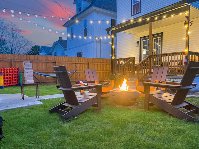 King Beds+Games | HUGE Downtown Retreat | Dogs ok gallery image 2