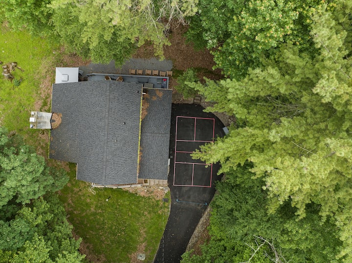 Poconos Chalet+HotTub +Sauna+Gym+Pickleball+EV