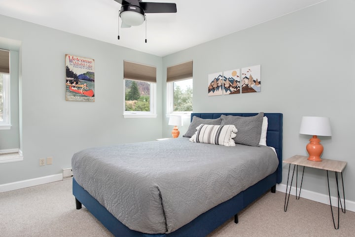 两间卧室都在楼下。 这间客房设有美丽的河景、优质的床上用品、记忆海绵标准双人床和Roku电视。 每位房客退房后，我们都会使用无毒、无香味的洗涤剂清洗所有床上用品。 