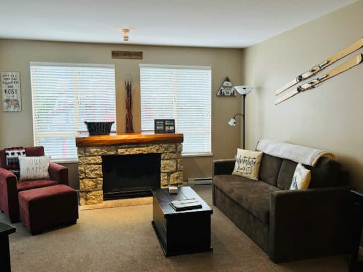 Sofa mpya kabisa kwenye gliders ambazo zinajitokeza kwenye kitanda cha ukubwa wa malkia.  Kumbuka hili ni "godoro" THABITI ambalo linaweza kuchukua watu wazima wawili kwa urahisi.