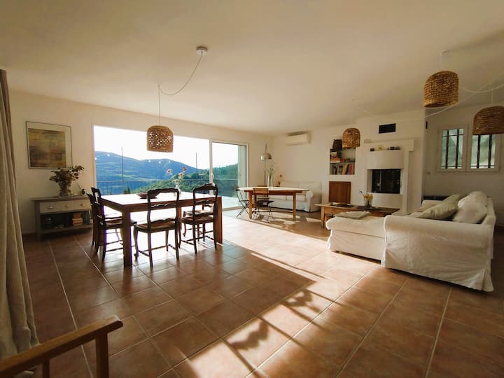 Sebule ya m² 50, yenye nafasi kubwa na angavu sana, ikiangalia mtaro mkubwa na mwonekano wake mzuri wa Bustani na milima.