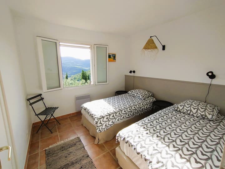   Chumba cha nne cha kulala ( NB: vitanda viwili vidogo vimeundwa ili kukusanywa kwenye kitanda cha kifalme)