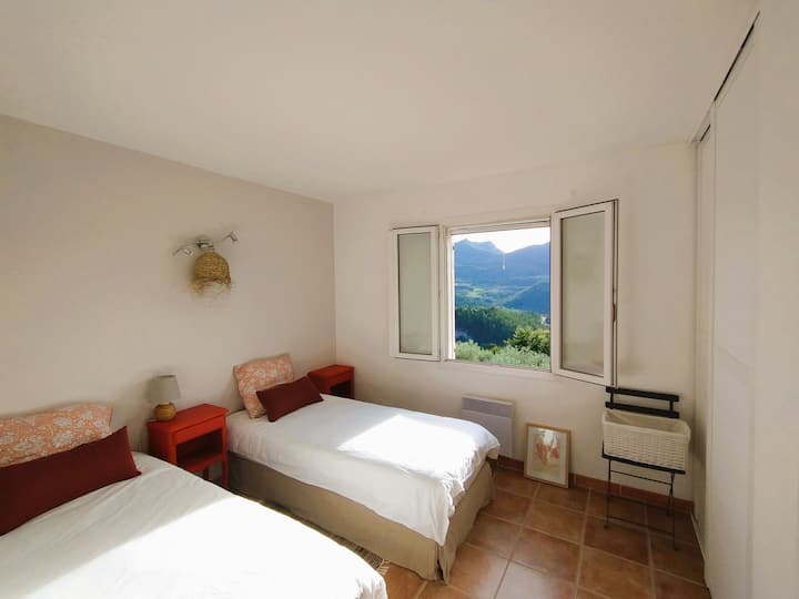 Chumba cha kulala cha tatu ( NB: vitanda viwili vidogo vimebuniwa ili kukusanywa kwenye kitanda cha kifalme)