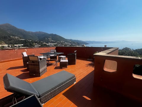 Free-Parking. Large apartment with sea view
