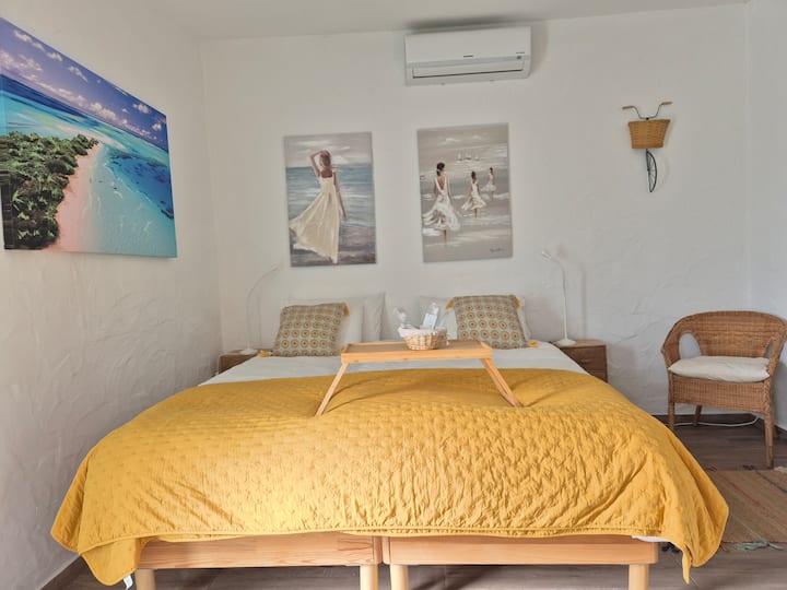 Envision yourself waking up in this comfortable holiday home in the Algarve (Portugal)  after a great night. The king size bed (180 x 200 cm) can be seperated if you want this.