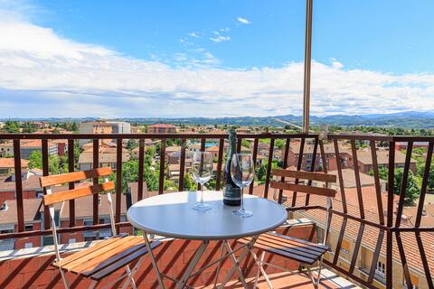 Spacious, Cozy & View, 5 min to Outlet Serravalle