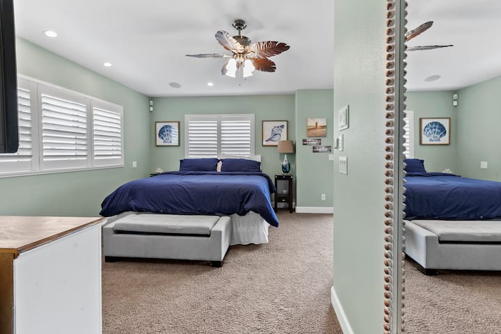 Ზემოთ მთავარი საძინებელი დიდი საწოლით, სმარტ-ტელევიზორით, ჭერის ვენტილატორით, მოსასვენებელი სივრცე ბუხრით და ლუქს-კლასის სააბაზანო დიდი აბაზანითა და ცალკემდგომი საშხაპით. 