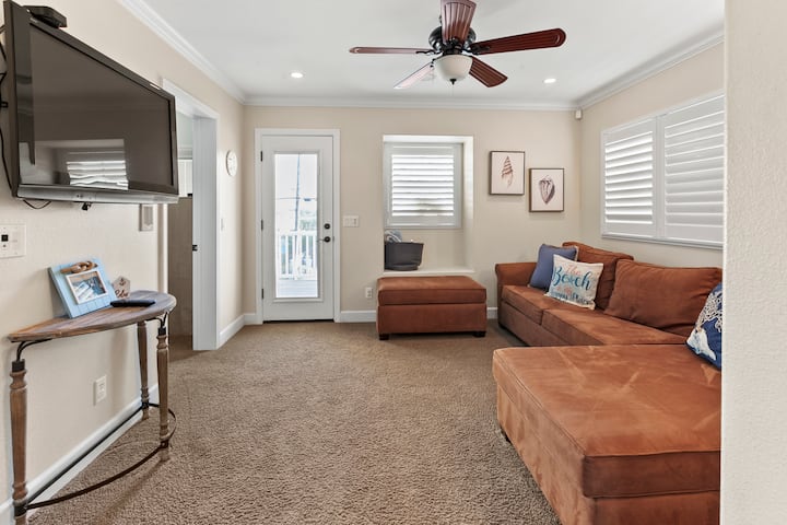 Მეორე მისაღები ოთახის ზემოთ, გამოსაწევი ტახტით, ჭერის ვენტილატორითა და ჭკვიანი ტელევიზორით. Აქვს წვდომა მეორე სართულის პატიოზე სახლის წინა მხარეს. 