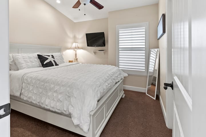 Ზემოთ საძინებელი 2, საწოლითა და ტელევიზორით.