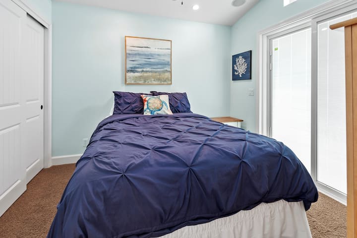 Ზემოთ საძინებელი 3, სახლის მეორე სართულის აივნის წინ სლაიდერით. 