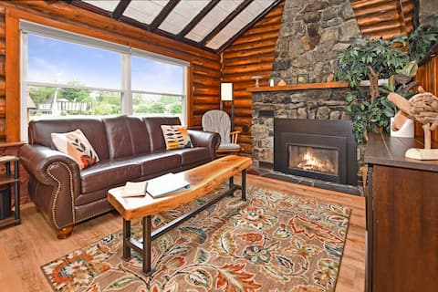 Successful Airbnb property: Walk to Beach - Close to Town - Pet Friendly Cabin in Lake George