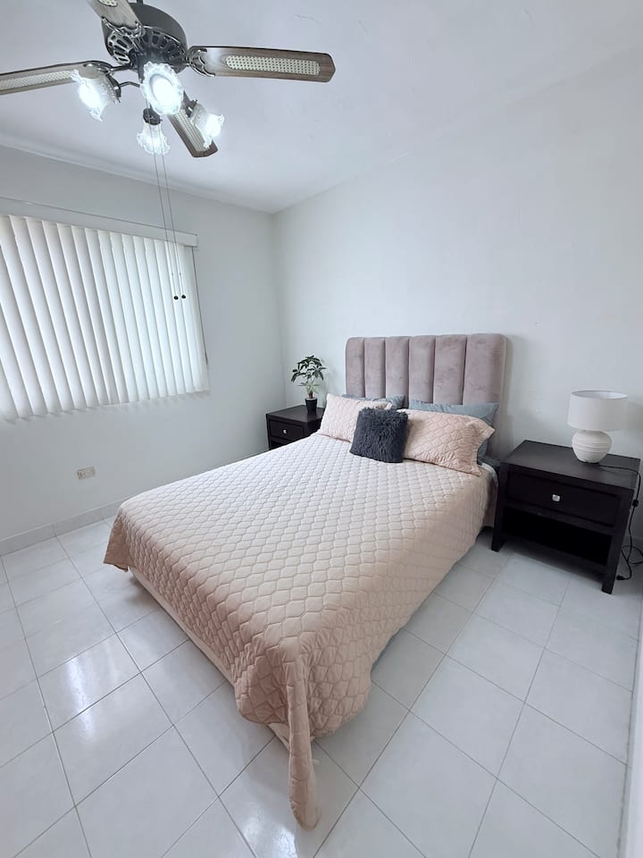 Cuenta con una cama doble. Está equipada con ropa de cama limpia y almohadas suaves para su comodidad. Además, dispone de un amplio clóset para organizar su ropa y pertenencias durante su estancia.