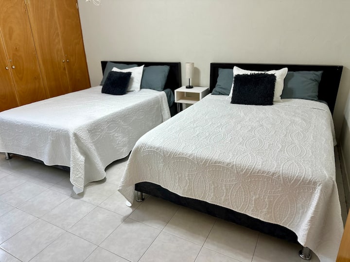 Esta habitación tiene dos camas dobles, ideal para relajarse cómodamente. Incluye ropa de cama suave y limpia, así como almohadas para cada cama, lo que garantiza una estancia agradable y acogedora. También tiene un armario grande.