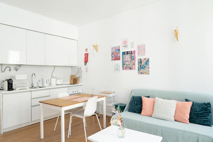 King Bed w/ Balcony. Stylish Remote Working Apt