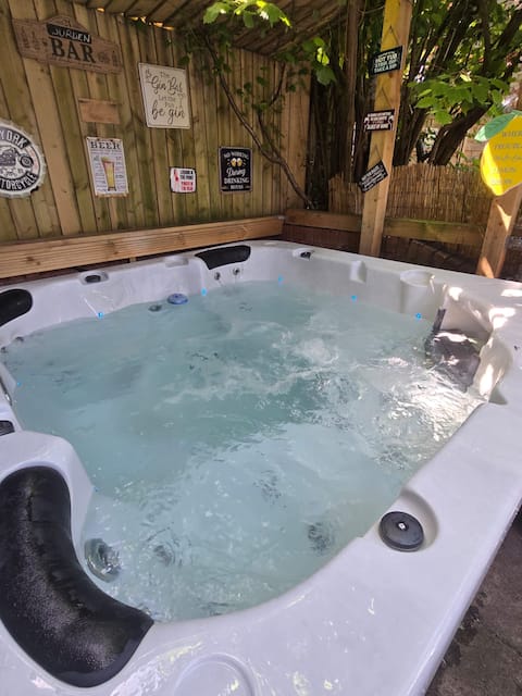 Top Airbnb: Spacious 2 Bed w/ Hot Tub and a Host of amenities! in Picton