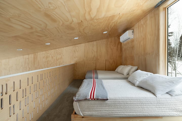 loft accesible en la escalera del barco incluye 2 camas de tamaño completo y asientos 