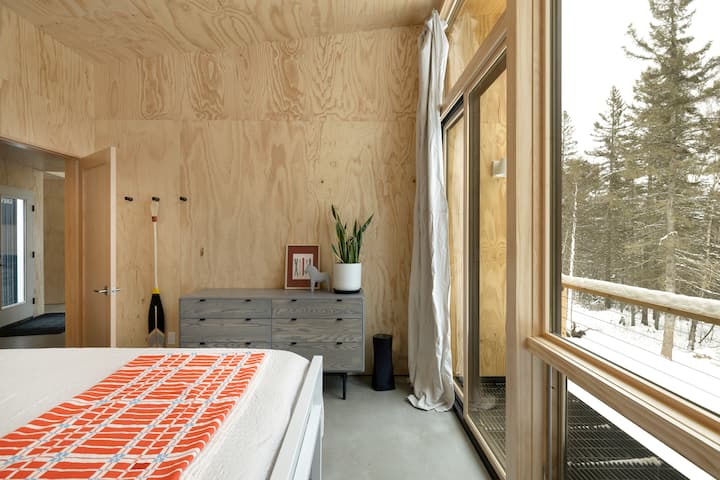 Dormitorio con cama California King y balcón privado. 