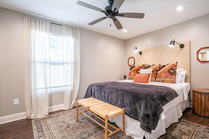 Уютна атмосфера! Тази спалня е олицетворение на спокойствието, с меки мебели и топло осветление, което я прави идеалното място за почивка.