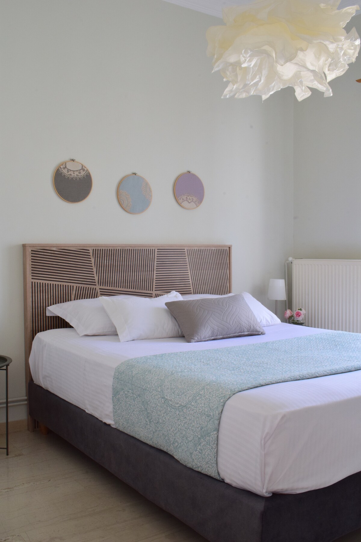 hoofdslaapkamer met comfortabel  kingsize bed.