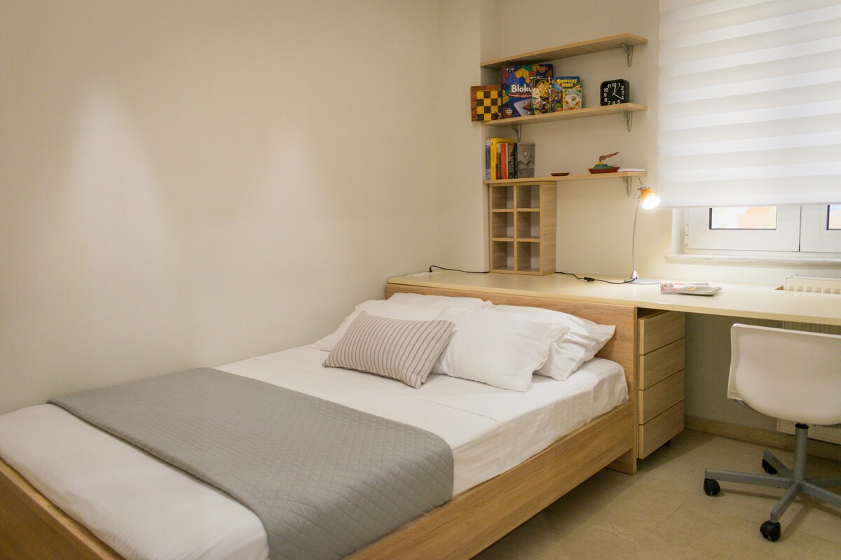 slaapkamer met tweepersoonsbed met werkruimte