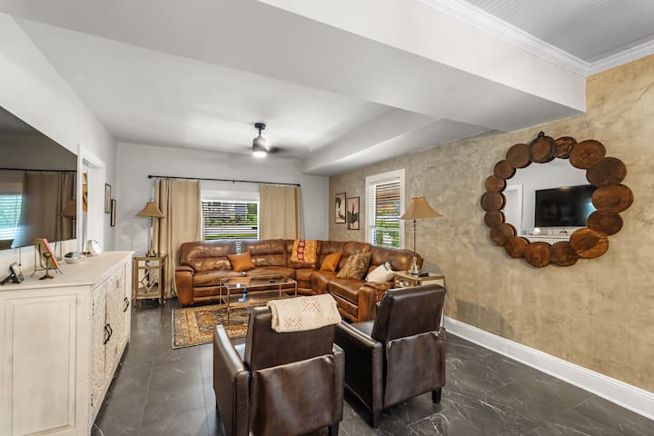 Inafaa kwa familia au makundi, sebule hii ni kubwa na yenye starehe, yenye viti vya kutosha kwa ajili ya kila mtu. Kusanyika kwenye meza ya kahawa, furahia filamu kwenye televisheni kubwa, au pumzika tu na uzungumze katika mazingira yenye starehe, yenye kuvutia.