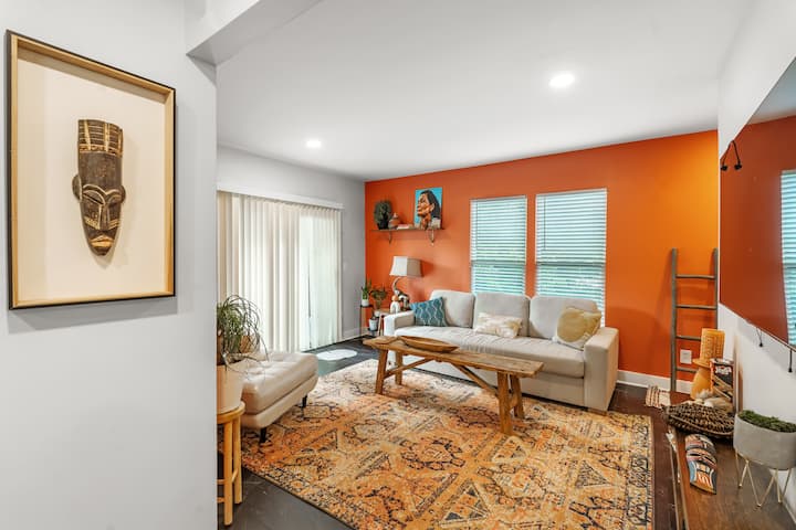 Pumzika katika sebule hii angavu na yenye hewa safi, iliyoundwa kwa ajili ya starehe na mtindo. Ukiwa na sofa za plush, televisheni kubwa yenye skrini bapa na mwangaza mzuri wa asili unaoingia kutoka kwenye madirisha, ni sehemu nzuri ya kupumzika baada ya siku ya kutazama mandhari.