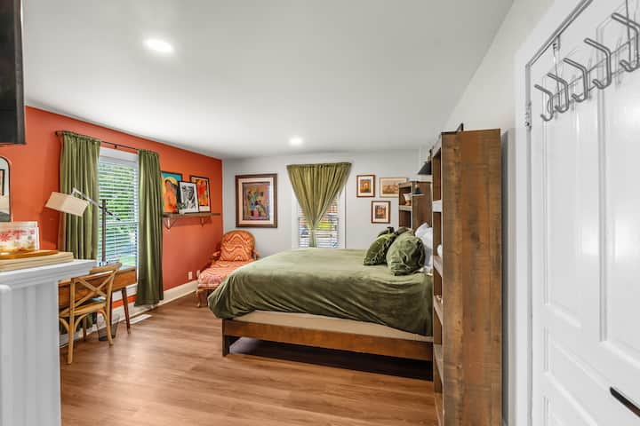 Chumba hiki cha kulala chenye nafasi kubwa kina kitanda cha ukubwa wa kifalme kwa ajili ya kulala usiku kwa utulivu, sofa yenye starehe huongeza mguso wa kupumzika na dirisha hutoa mwanga wa kutosha wa asili, na kuipa chumba mazingira ya utulivu.