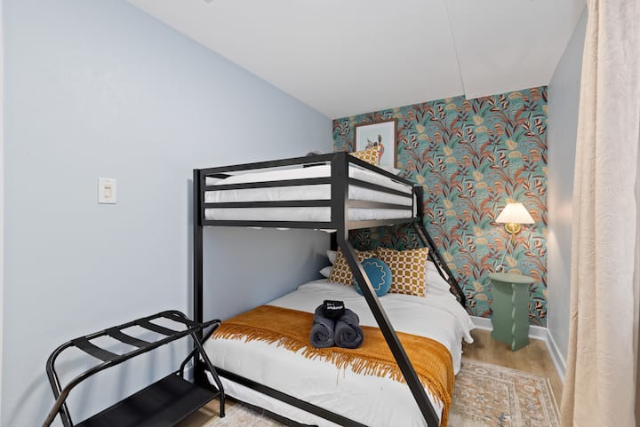 U ovoj udobnoj spavaćoj sobi mogu spavati do tri osobe.