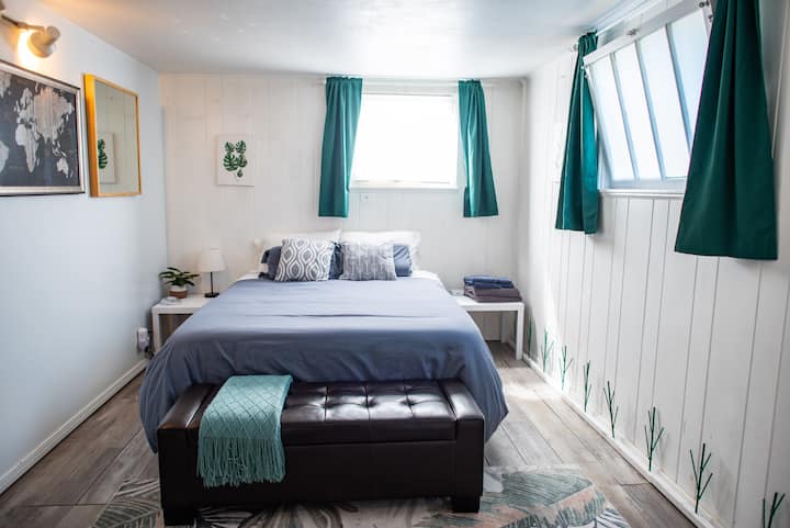 Ნათელი და ხელოვნური! დამატებითი თეთრეული, ასევე, შეგიძლიათ იპოვოთ საწოლის ძირში მდებარე სკამზე/სკამზე.