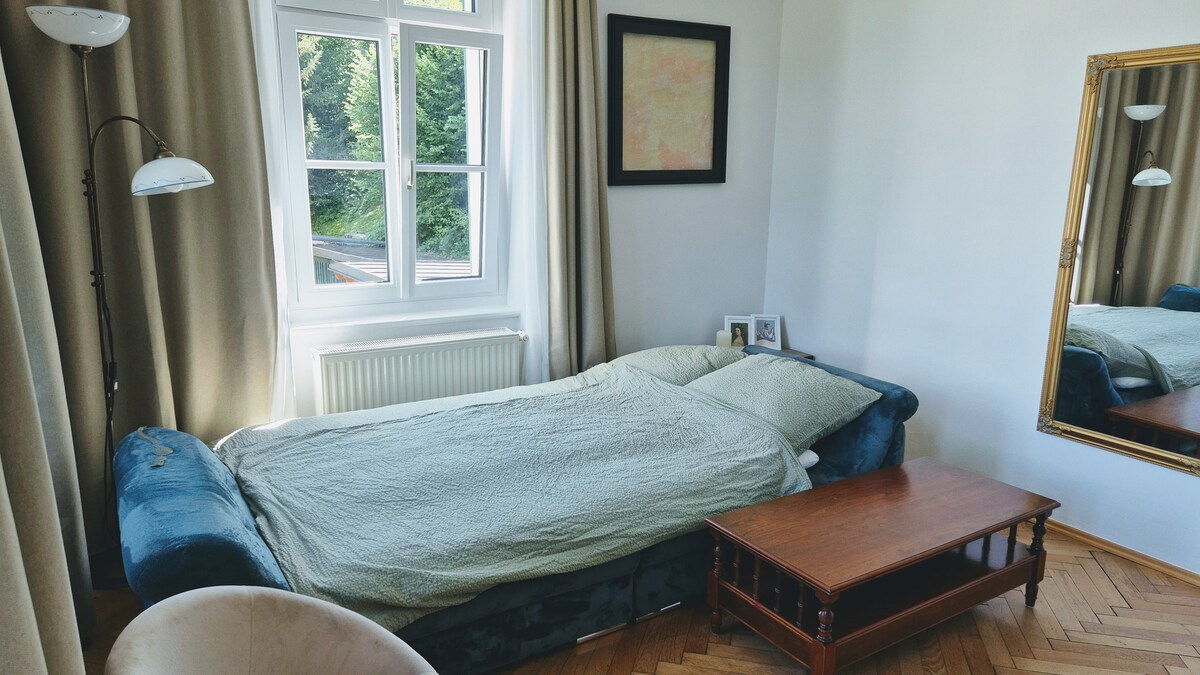 El sofá cama con cubrecolchón 140x200 en el salón. 