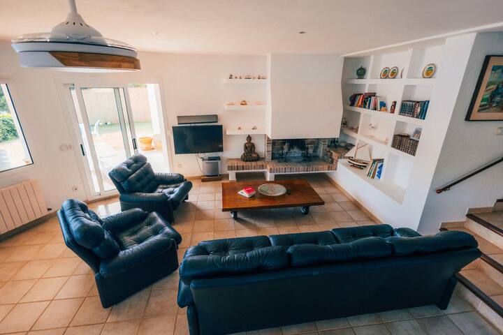 5-suite home with garden Cala Montgó L’Escala gallery image 5